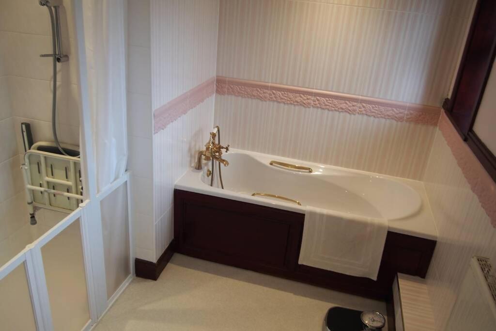 Hectors House Comfortable 4 Bed House In Mature Gardens Yelverton Exterior foto